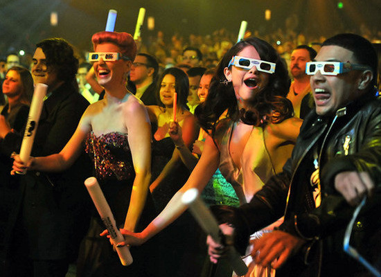 Giải thưởng Âm nhạc Mỹ: Selena Gomez... mắt lim dim ảnh 11 Đêm trao giải kết thúc trong vũ điệu rộn ràng của các nghệ sĩ. Katy Perry được trao giải thưởng đặc biệt. Jennifer Lopez được chọn là nghệ sĩ Latin xuất sắc còn Nghệ sĩ đương đại được yêu thích thuộc về ca sĩ Adele.