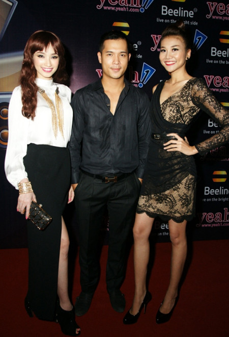 Thanh Hằng và Trúc Diễm tạo dáng cùng diễn viên Trương Thế Vinh.