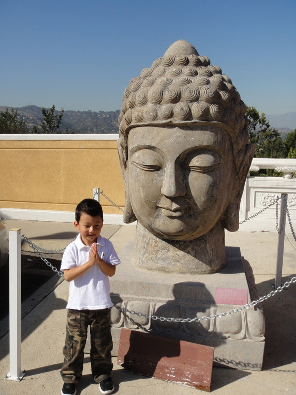 Trong hơn 2 tuần ở Mỹ, Jennifer và con trai đi thăm họ hàng, bạn bè.