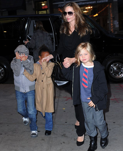 Zahara cũng lấy tay che mặt, chỉ duy nhất Shiloh nhìn thẳng vào ống kính.