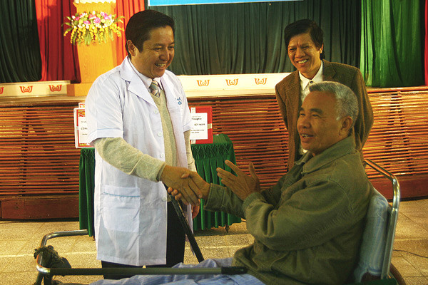 Anh tặng quà và bắt tay từng thương bệnh binh.