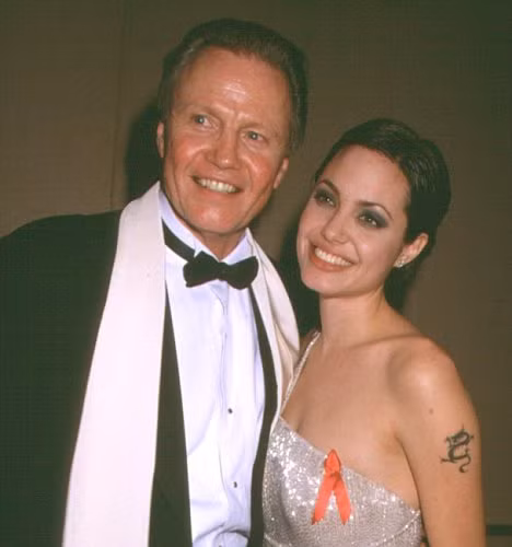 Angelina Jolie tránh 'đụng chạm' chuyện quá khứ ảnh 1 Jolie và bố, Jon Voight có nhiều mâu thuẫn trong quá khứ.
