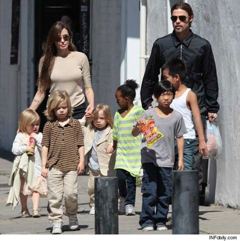 Gia đình Jolie-Pitt luôn thu hút sự chú ý khi xuất hiện nơi công cộng Gia đình Jolie-Pitt luôn thu hút sự chú ý khi xuất hiện nơi công cộng