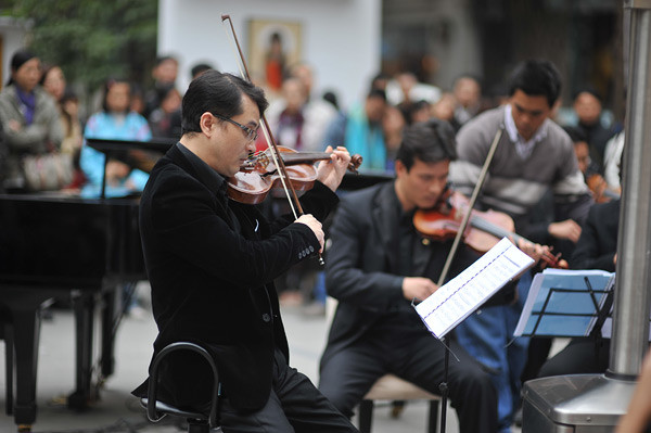 Trong chương trình, nghệ sĩ violin Xuân Huy, anh trai của Nữ hoàng dance sport Khánh Thi đã chơi rất nhiều bản nhạc Giáng sinh.