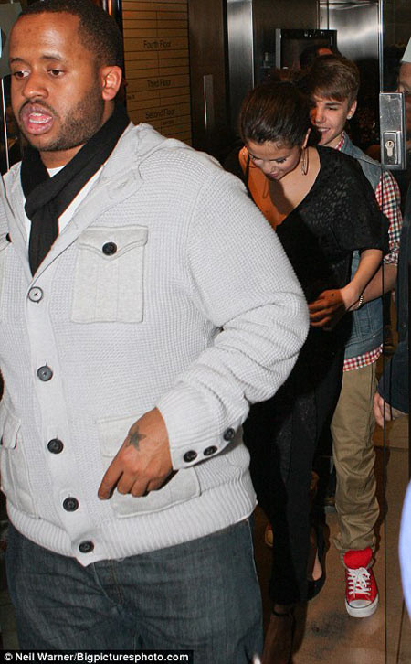 Justin Bieber trốn sau lưng bạn gái. Justin Bieber trốn sau lưng bạn gái.