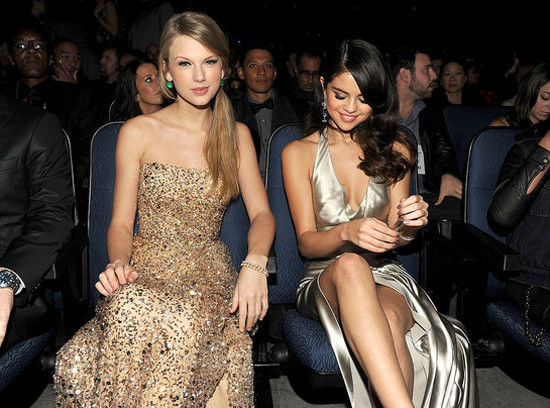 Giải thưởng Âm nhạc Mỹ: Selena Gomez... mắt lim dim ảnh 4 Taylor và Selena chuyển sang ngồi cạnh nhau khi Justin Bieber lên sân khấu biểu diễn.
