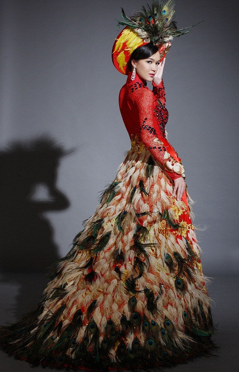 Có ý kiến cho thất bại của Thúy Vy là do chiếc áo dài ruyền thống! Có ý kiến cho thất bại của Thúy Vy là do chiếc áo dài ruyền thống!