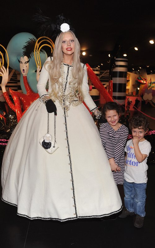 Lady Gaga lại bất ngờ dịu dàng, trắng từ đầu đến chân ảnh 2