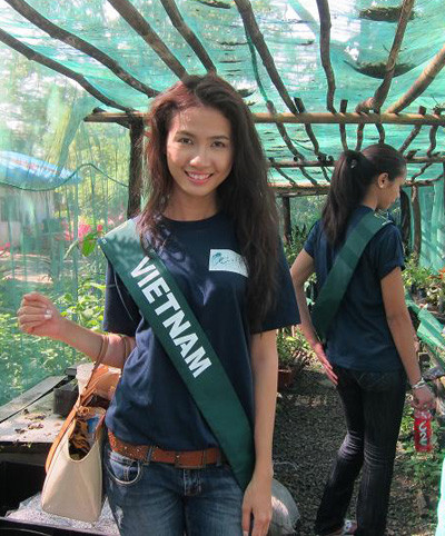 Phan Thị Mơ vào thăm khu vườn ươm mầm cây trong khu bảo tồn.