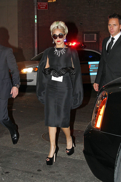 Hôm 20/10, Lady Gaga tới dự một bữa tiệc từ thiện với chiếc váy theo phong cách quý bà cổ điển: váy lụa đen có áo choàng, đeo găng tay, vòng cổ và hoa tai bằng kim cương.