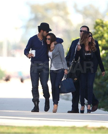 Những nụ hôn ngọt ngào của sao Hollywood ảnh 3 Eduardo Cruz nhẹ nhàng hôn lên tóc Eva Longoria khi đi dạo ở Miami vào tháng 2.