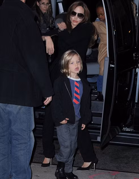 Cô con gái 5 tuổi Shiloh vẫn giữ nguyên phong cách tomboy quen thuộc.