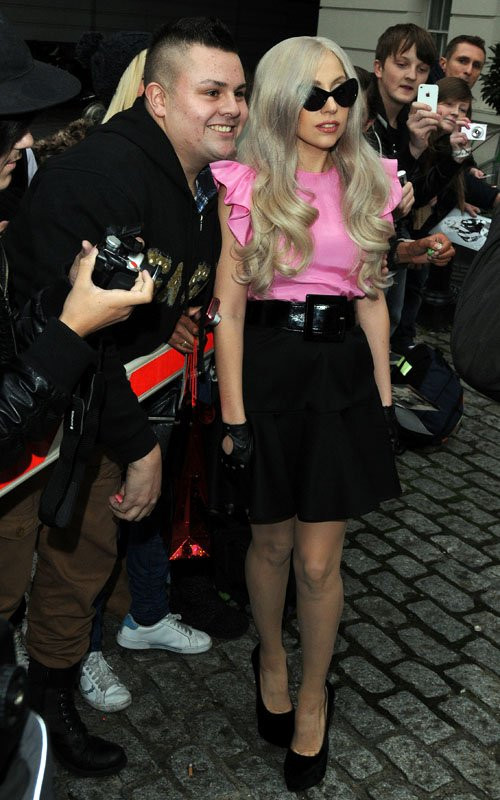 Lady Gaga điệu đà 'mi' paparazzi