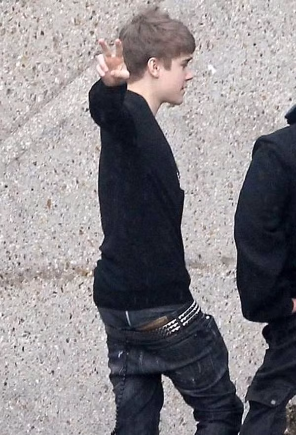 Justin Bieber nghiện... tụt quần? ảnh 11