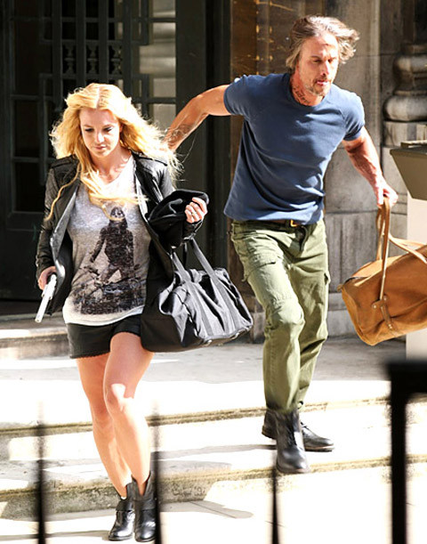 Cặp đôi trong MV Criminal. Britney Spears tặng mô tô 'khủng' cho bạn trai