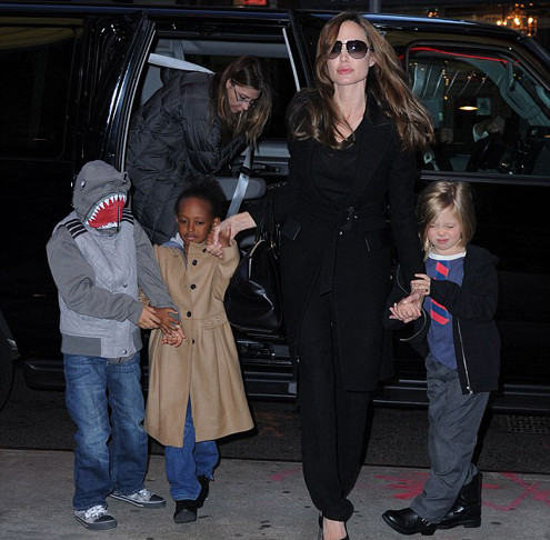 Trong số 6 đứa con, Pax nổi tiếng là cậu bé không có thiện cảm với cánh săn ảnh. Cậu từng nhiều lần giơ chân đá hoặc chỉ tay một cách bực tức về phía các paparazzi.