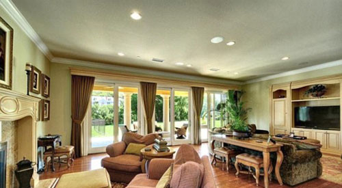 Phòng khách nhẹ nhàng, ấm cúng.