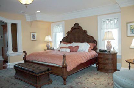 Phòng ngủ rộng rãi, đơn giản. Ngắm ngôi nhà trong mơ của Lady Gaga