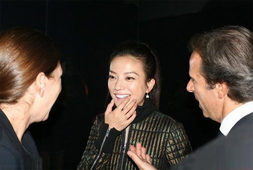 Người đẹp vui vẻ trò chuyện với các quan khách nước ngoài. Việc làm mẹ dường như khiến Én nhỏ thêm phần đằm thắm, rạng ngời.