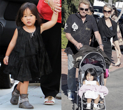 Jade trong vòng tay bố mẹ nuôi Hallyday. Ảnh: People. Jade trong vòng tay bố mẹ nuôi Hallyday. Ảnh: People.