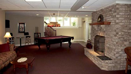 Phòng giải trí với bàn bida và lò sưởi. Ngắm ngôi nhà trong mơ của Lady Gaga