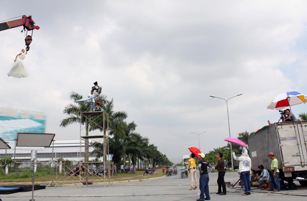 Xuân Lan treo mình trên cần cẩu cao 15m ảnh 4 Đến lượt Xuân Lan đứng dưới đất để chỉ đạo cho các thí sinh.