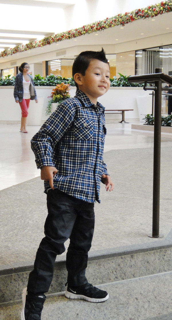 Cuối tháng 10 vừa qua, Jennifer đã tạm dừng công việc để về Mỹ đoàn tụ với con trai. Cả hai mẹ con cùng nhau đi shopping, mua đồ chuẩn bị cho ngày Halloween.