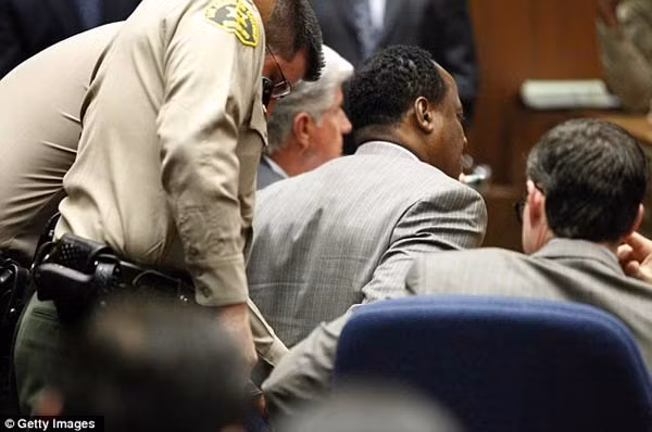 Tòa tuyên án, 17 người nhà Michael Jackson lặng lẽ khóc ảnh 3