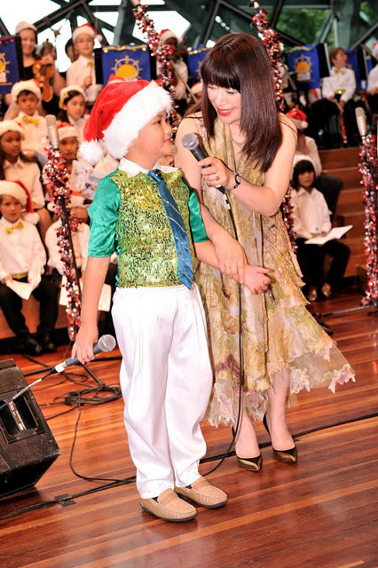 Trí Dũng tự tin giao lưu và thể hiện thêm hai bài hát tiếng Việt Em bé quê và Dũng sỹ đấu bò Toreado