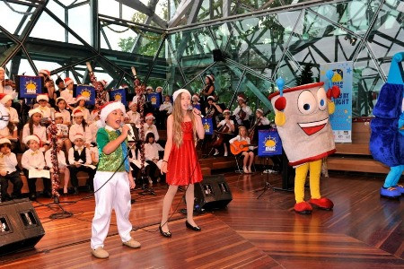 Trí Dũng song ca bài hát nổi tiếng Twinkle twinkle little stars cùng cô bạn người Úc Alexandrea Pantos