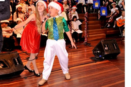 Giọng ca Trí Dũng gây ấn tượng đặc biệt với các bạn thiếu nhi Úc