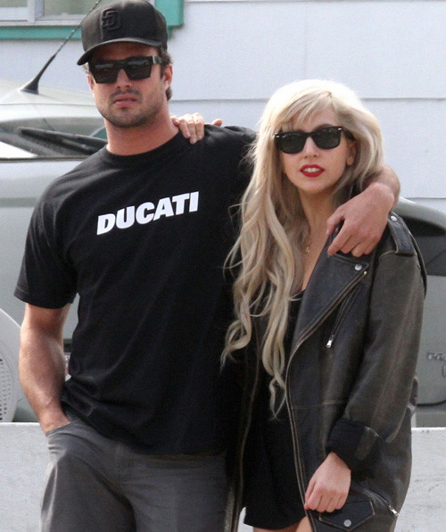 Lộ diện bạn trai Lady Gaga ảnh 2 Gaga thoải mái để paparazzi chụp ảnh mình và bạn trai. Ảnh: Coleman.