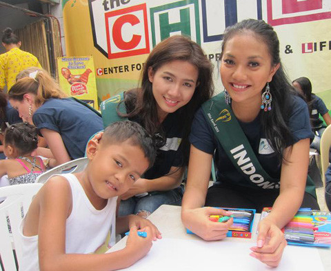 Phan Thị Mơ trổ tài nấu ăn tại Miss Earth ảnh 4 Từ philippines, top 5 Hoa hậu Thế giới người Việt 2010 chia sẻ: "Các người đẹp của Hoa hậu Trái Đất tỏ ra thích thú món ăn này và yêu cầu cô truyền cho bí quyết nấu".