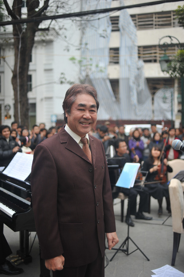 Sau phần trình diễn, Quang Thọ chia sẻ rằng, bình thường ông chỉ biểu diễn trên sân khấu, nhưng hôm nay, khi được cất giọng giữa đường phố Hà Nội, ông có cảm xúc rất khác lạ.