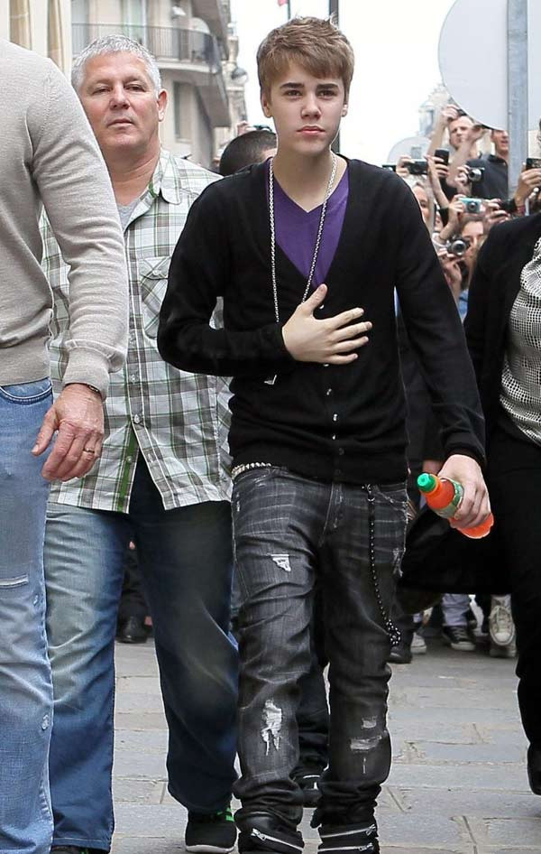Justin Bieber nghiện... tụt quần? ảnh 10 Justin Bieber nghiện... tụt quần? ảnh 10
