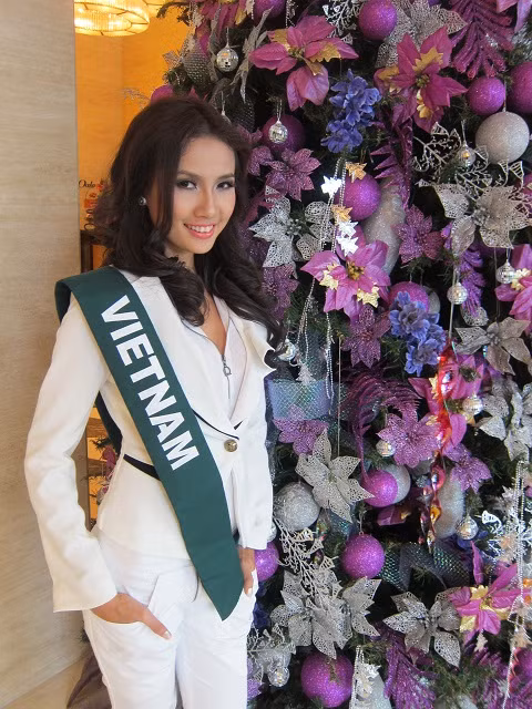 Phan Thị Mơ thanh lịch trong bộ vest trắng