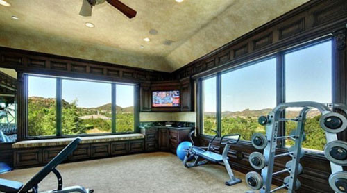 Phòng tập thể dục với cửa sổ cỡ lớn, giúp Britney vừa tập luyện giữ dáng vừa ngắm được cảnh vật bên ngoài.