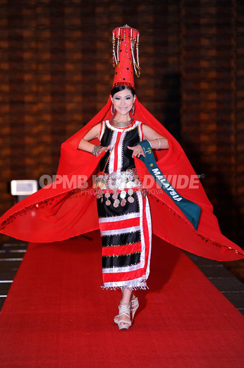 Phan Thị Mơ và thí sinh Miss Earth diễn trang phục dân tộc ảnh 4 Hoa hậu Malaysia.