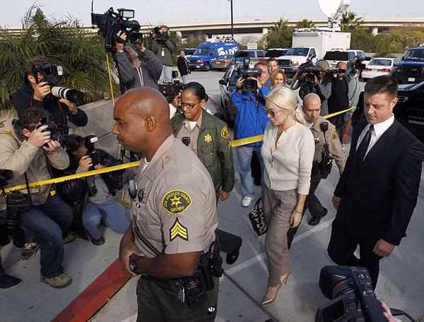 Mỗi lần Lindsay Lohan hầu tòa là các phóng viên, tay săn ảnh lại bận rộn.