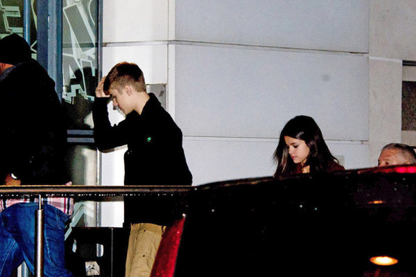 Cặp đôi nổi tiếng rời NRJ Radio studio ở Paris trong khi các fan 'vây' khắp phía bên ngoài để gặp thần tượng.