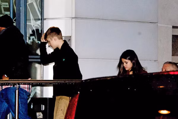 Cặp đôi nổi tiếng rời NRJ Radio studio ở Paris trong khi các fan 'vây' khắp phía bên ngoài để gặp thần tượng.