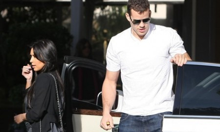 Lộ ảnh chồng Kim Kardashian dẫn gái về nhà ảnh 1 Kris Humphries bị lộ ảnh dẫn gái về nhà trong lúc Kim vắng mặt.