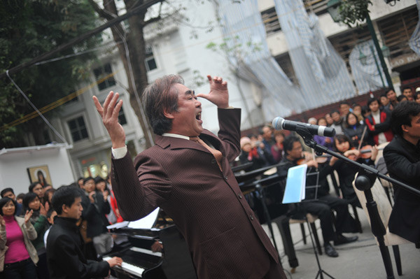 Trước đó vài giờ, NSND Quang Thọ đã khiến người dân thủ đô vỗ tay nhiệt tình