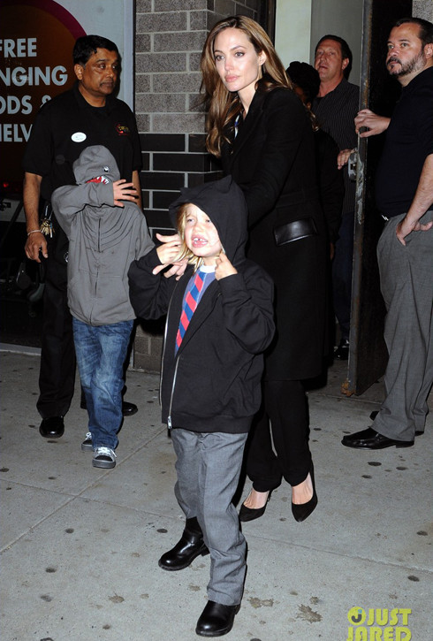 Cuộc sống của những người nổi tiếng đã tạo ra khá nhiều áp lực cho những đứa con nhà Jolie-Pitt.