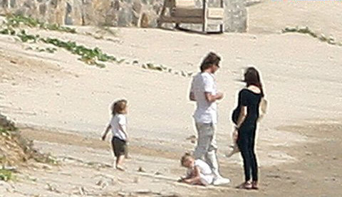 Bố con Brad tắm biển sớm