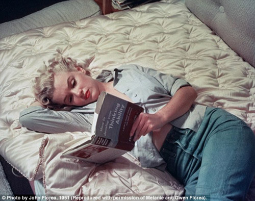 Marilyn Monroe là một trong những ngôi sao chụp nhiều ảnh nhất trên thế giới. Điều này được lý giải vì bà không bao giờ từ chối bất cứ lời đề nghị lịch sự của bất cứ một nhiếp ảnh gia nào kể cả những người mới vào nghề hay những quý ông nổi tiếng. Trong ảnh: Marilyn Monroe đang đọc cuốn sách How to Develop Your Thinking Ability được nhà nhiếp ảnh John Florea chụp năm 1951