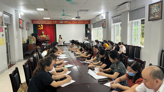 Giáo viên Trường Tiểu học Lê Quý Đôn đánh giá, lựa chọn sách giáo khoa. Ảnh: NTCC. bd283c2b-d284-4beb-a1a3-7c8e4e8fe382.jpg