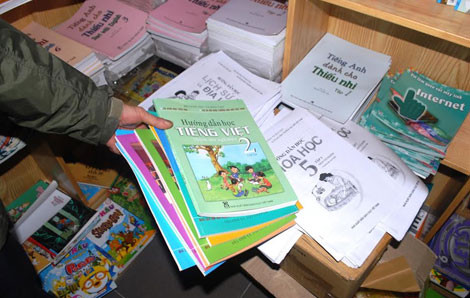 Photo sách VNEN phát cho phụ huynh ở tỉnh Lâm Đồng (Ảnh: cand.com.vn).