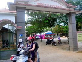 Phụ huynh cuối cùng rời khỏi cổng trường, giữa sân là rạp dựng cho phụ huynh họp. Phụ huynh cuối cùng rời khỏi cổng trường, giữa sân là rạp dựng cho phụ huynh họp.