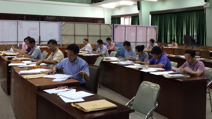 Giám khảo đang chấm thi tại một cụm thi ở Hà Nội (Ảnh nguồn: Thanhnien.vn).